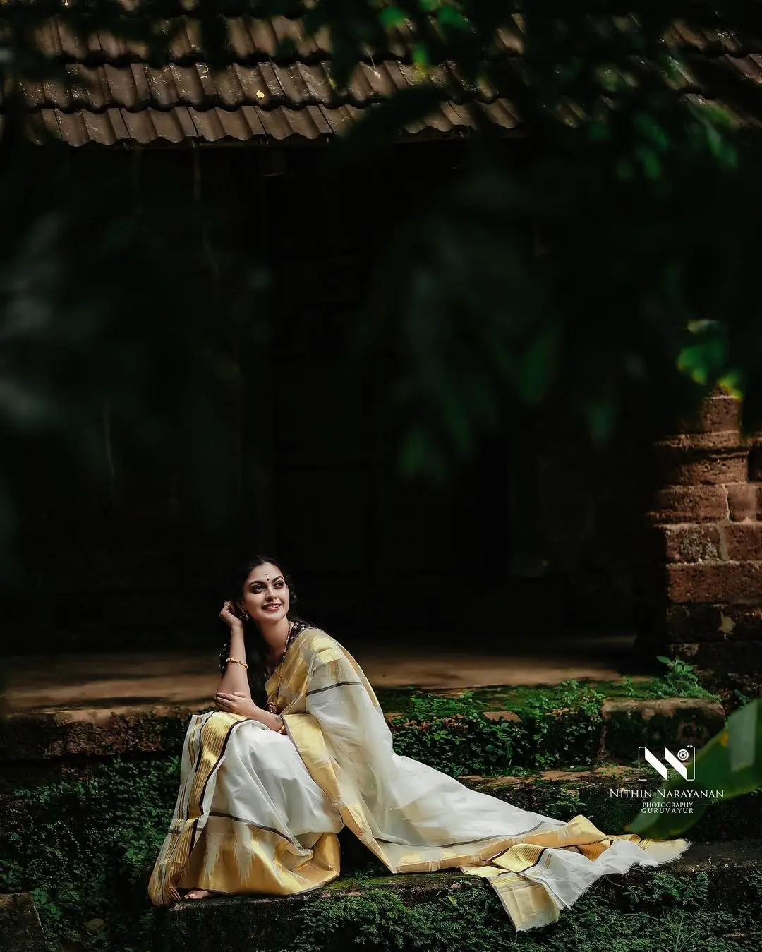 ANUSREE NAIR WEARING BEAUTIFUL EARRINGS JEWELLERY WHITE SAREE RED BLOUSE